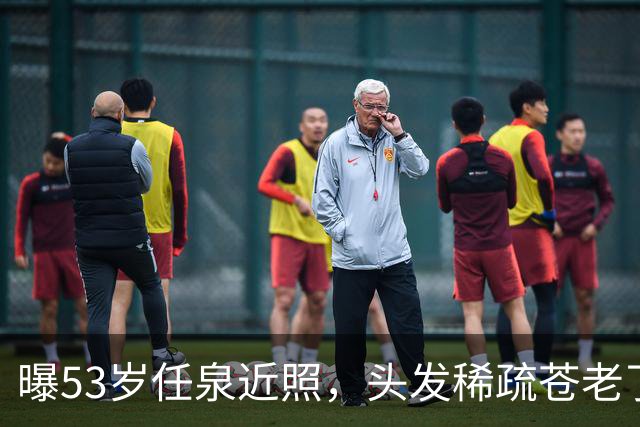 曝53岁任泉近照，头发稀疏苍老了不少，李冰冰依偎在他肩头很亲密