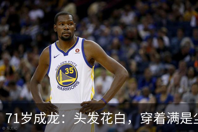 71岁成龙：头发花白，穿着满是尘土的戏服，站在哈萨克斯坦的戈壁滩上